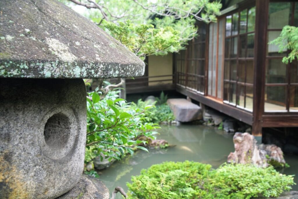 灯籠と庭池のある日本邸宅