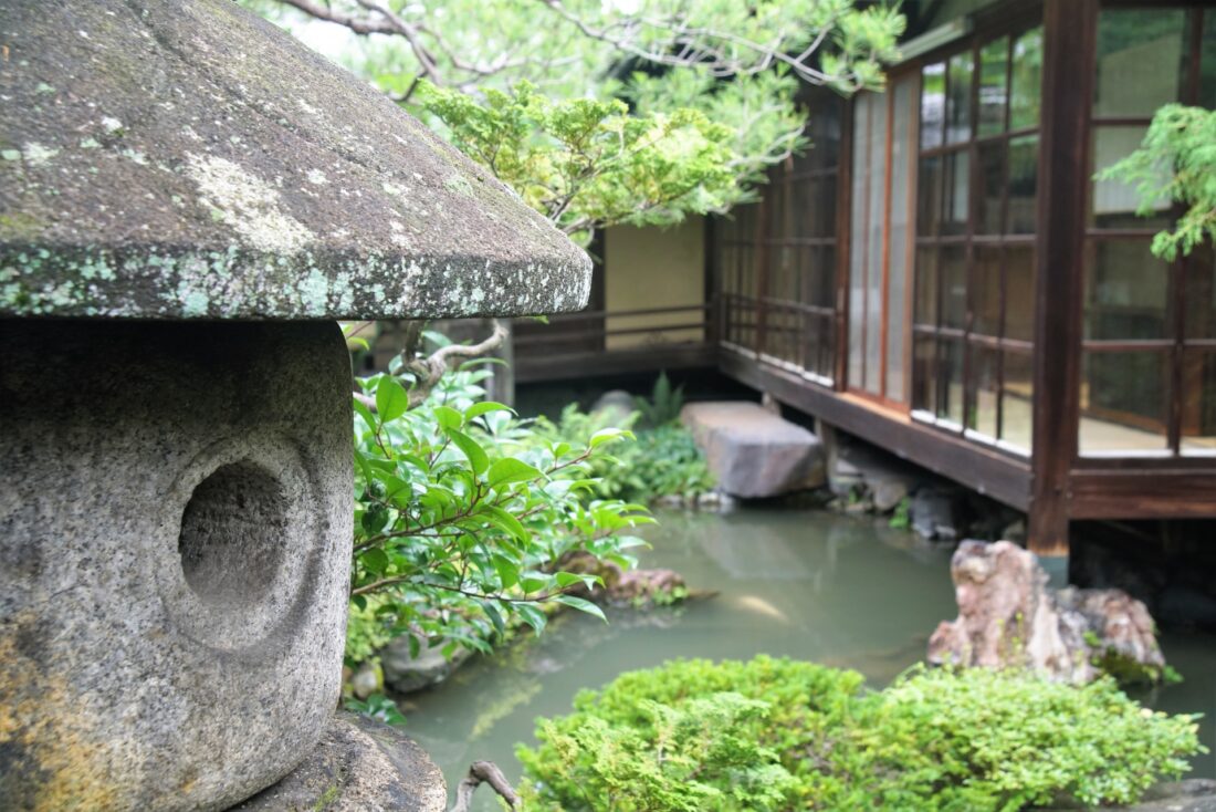 池のある日本邸宅