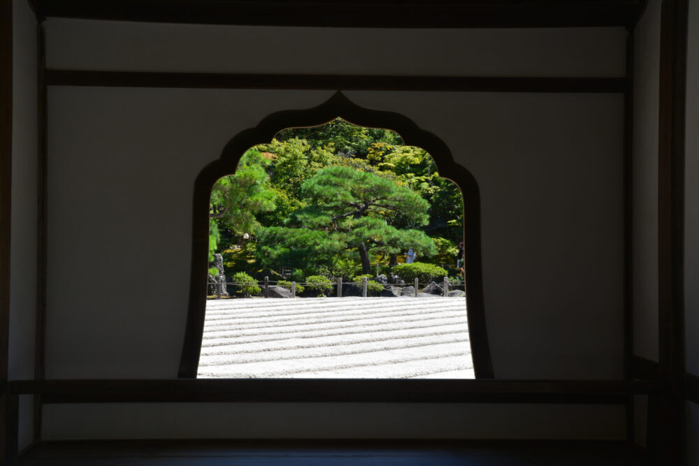 お寺の窓から臨む枯山水