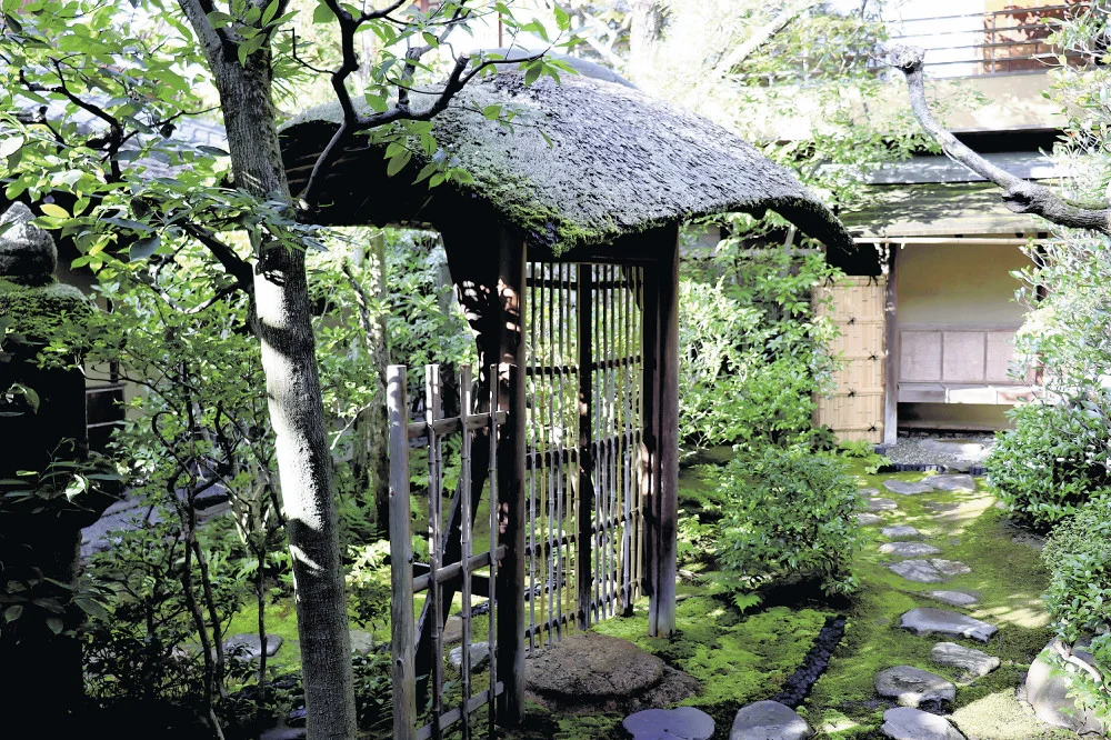 日本庭園の出入り口に設置された編笠門の写真