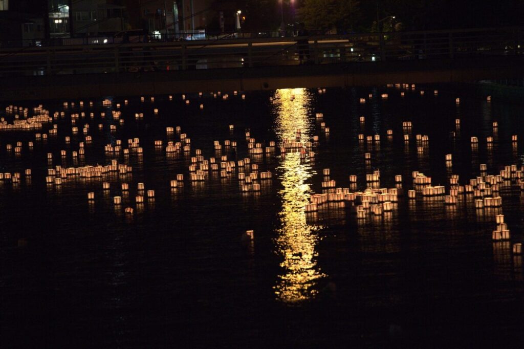 灯籠流しの画像
