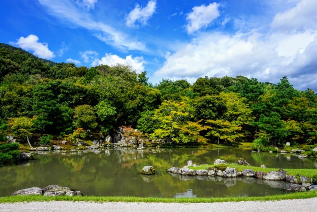 嵐山を借景にした天竜寺庭園