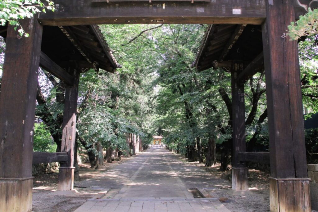 お寺の入り口にある四脚門から内側を望む