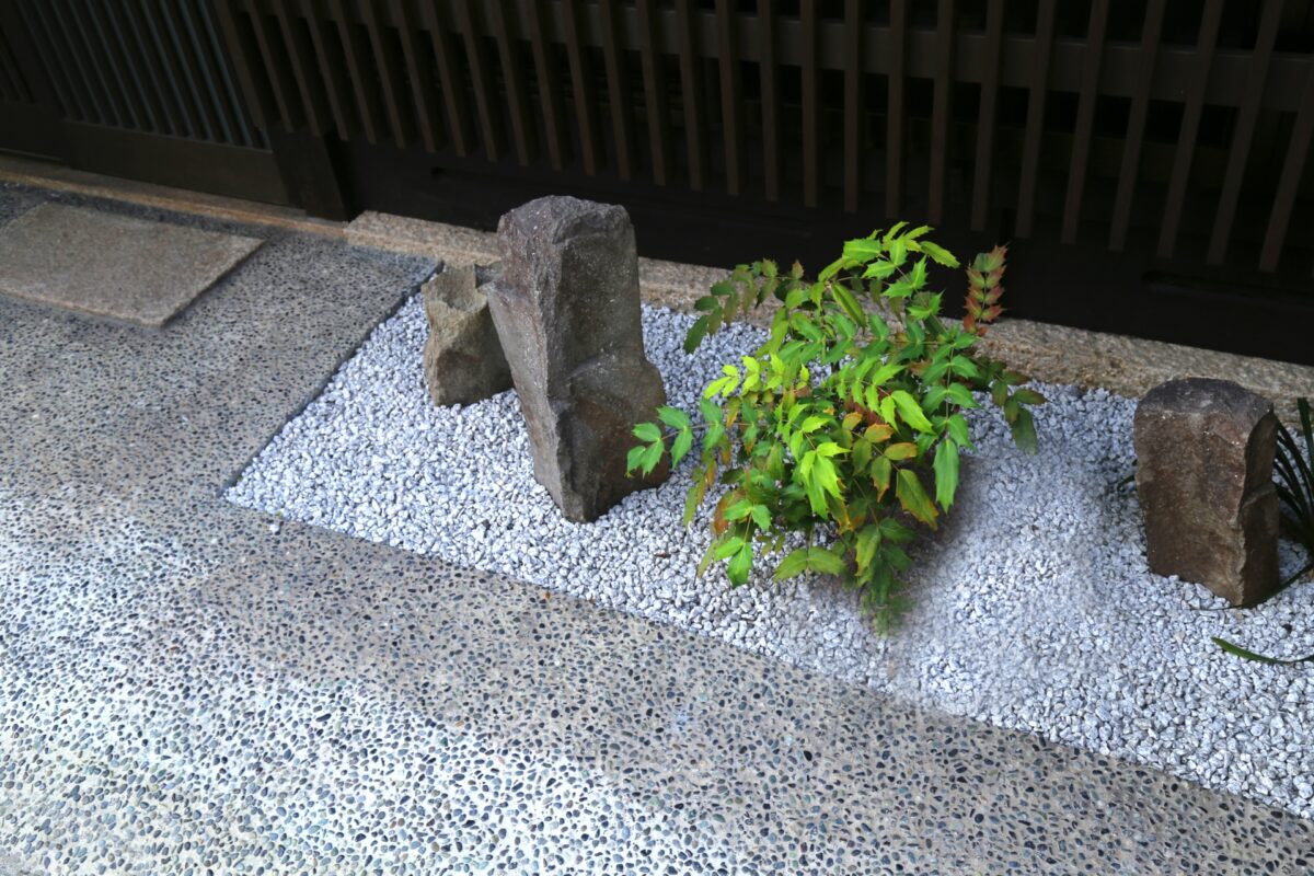 坪庭に石と木を置いている和モダン庭