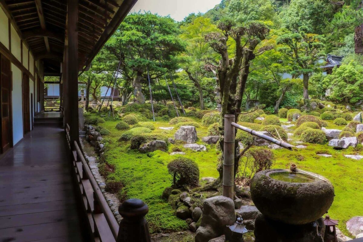 苔で趣がある日本庭園の社砂浜