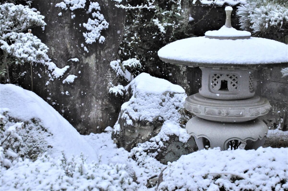 雪が積もっている雪見灯篭の画像