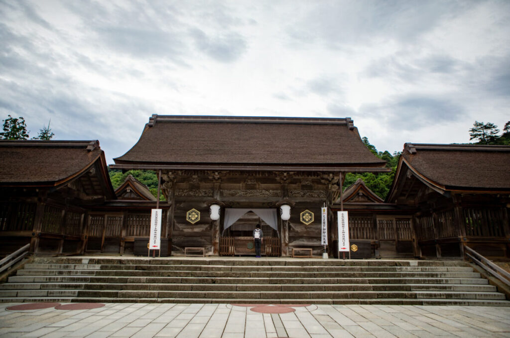 お寺の正面にある八脚門の画像