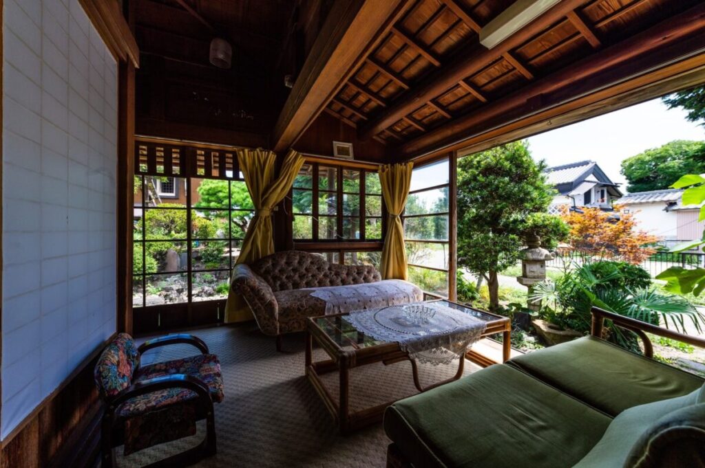 日本家屋の部屋から望む日本庭園の写真
