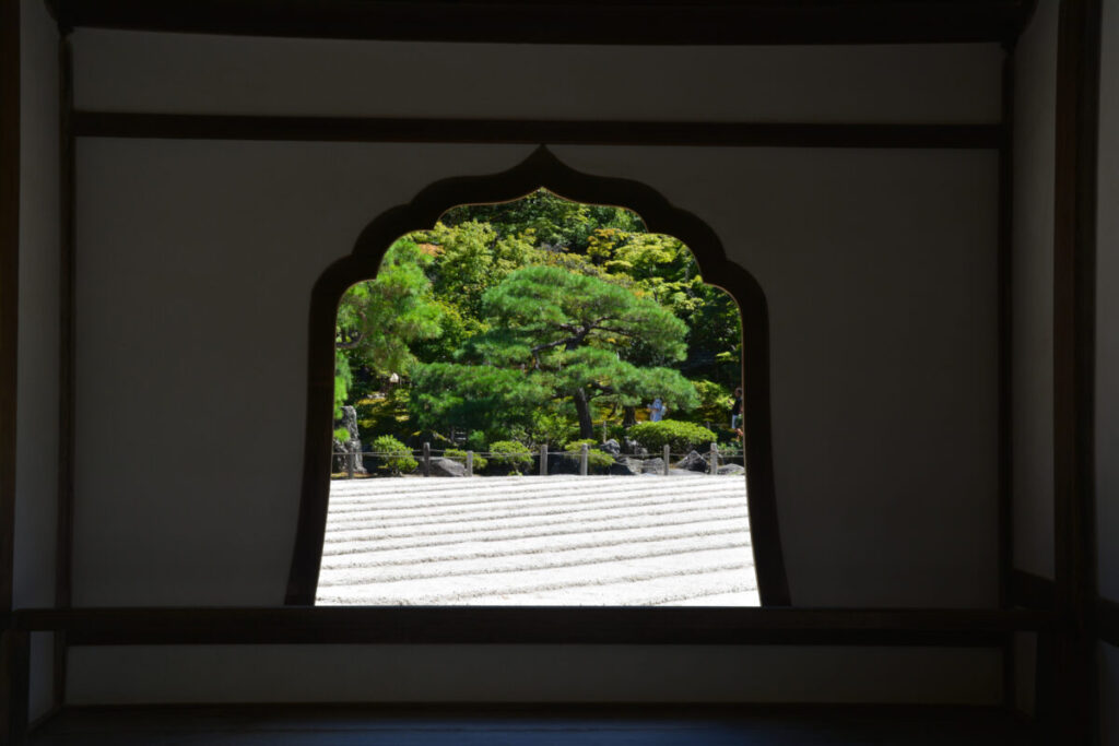 日本家屋の窓から日本庭園の枯山水を望む写真