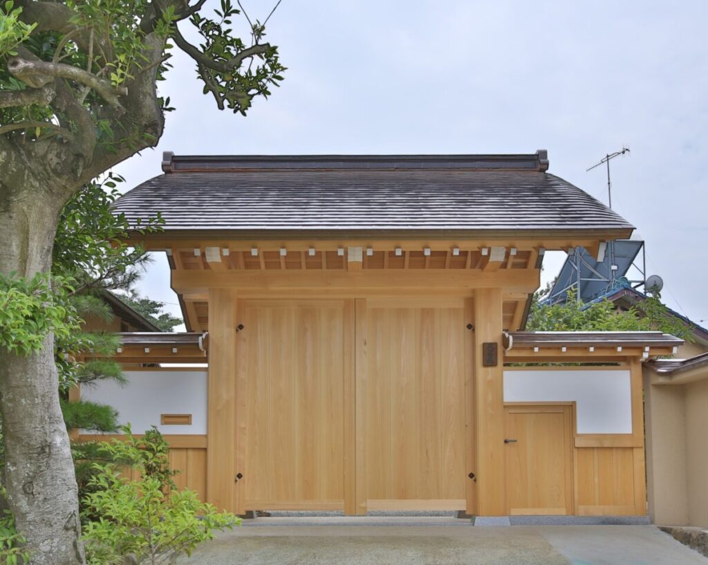 立派な日本邸宅の薬医門の画像