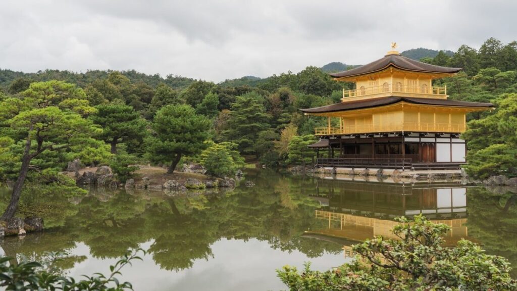 金閣寺と池泉庭園の写真