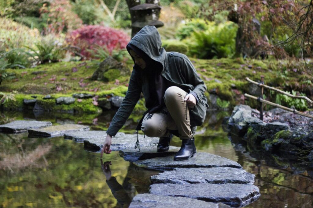 日本庭園においてある飛び石と人の写真