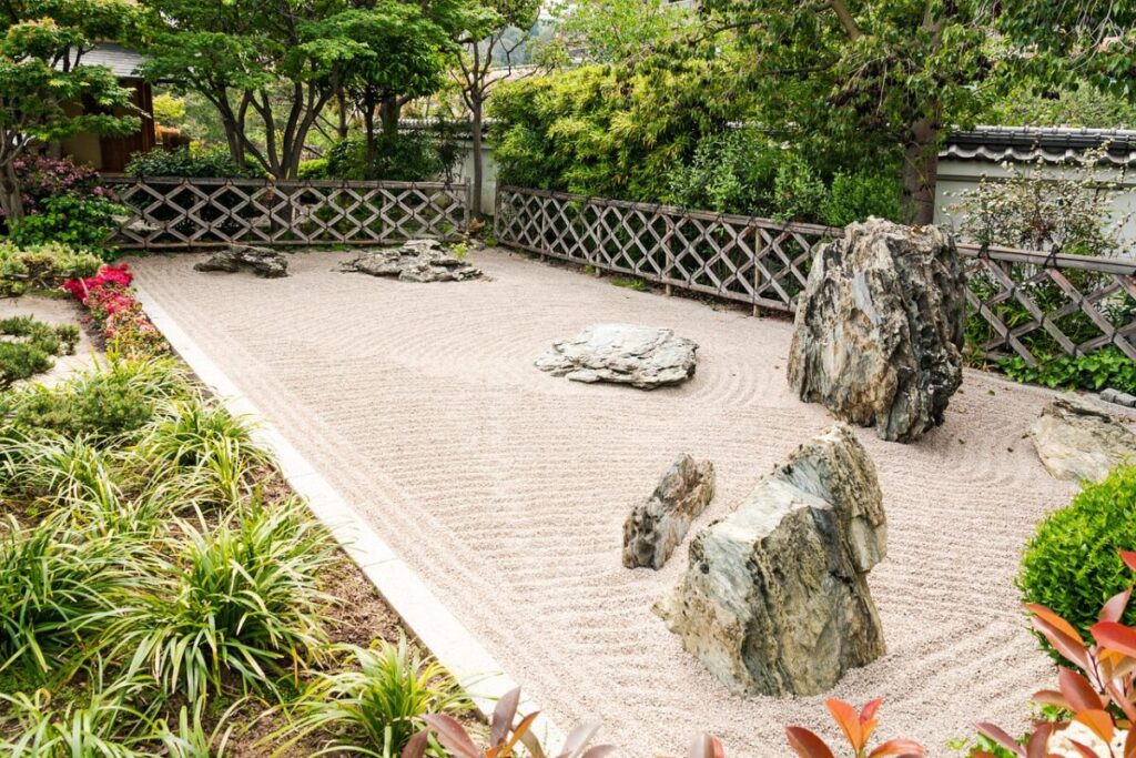 枯山水と石のある日本庭園の写真