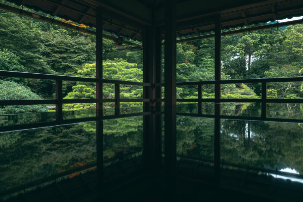 日本庭園を屋内から望んでいる写真