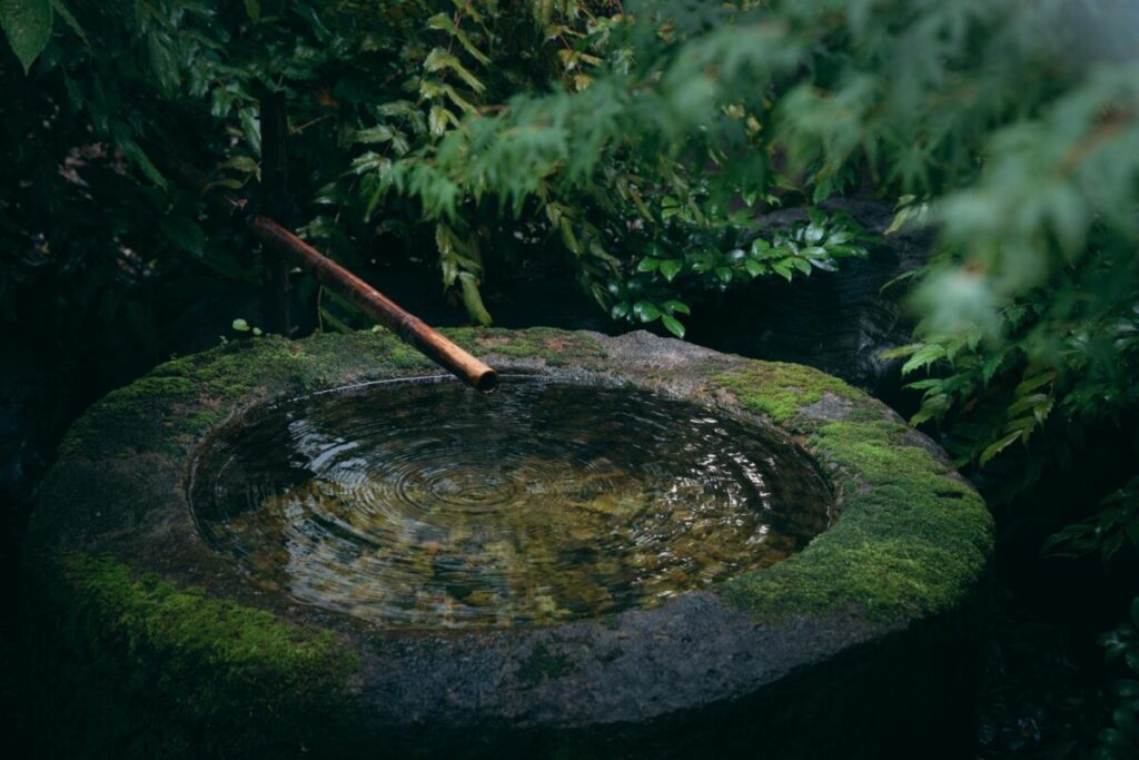 日本庭園にある手水鉢の画像