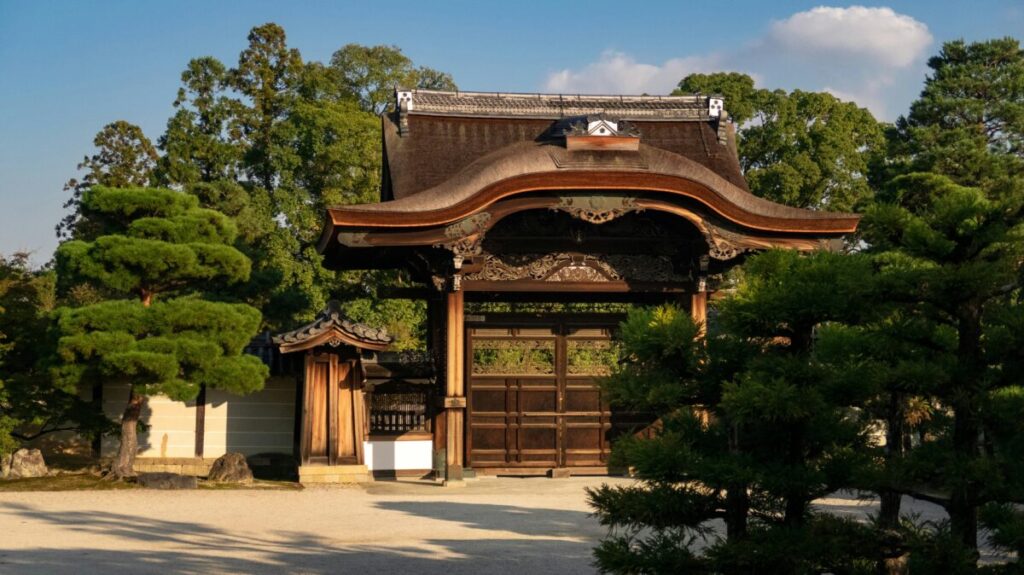 お寺の入り口にある四脚門の画像