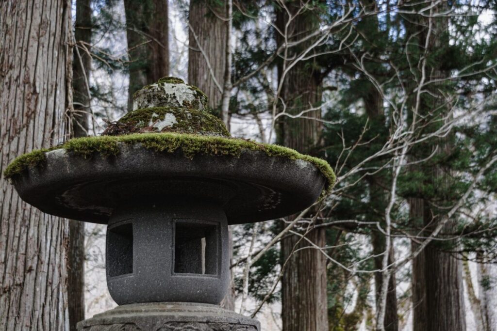 苔のついた雪見灯篭