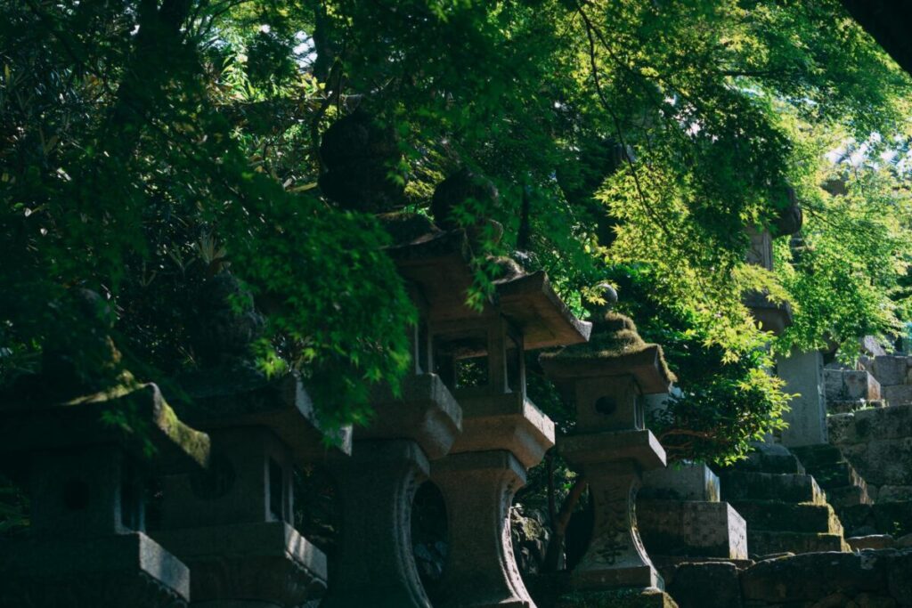 怪談に並べられて石灯篭