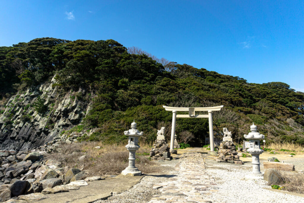 鳥居の前に2つ春日灯篭が並んでいる写真
