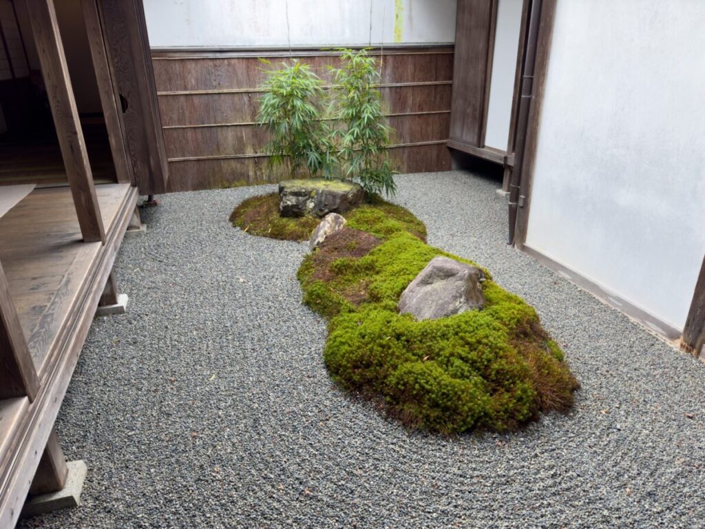 坪庭にある枯山水と石、苔がある画像