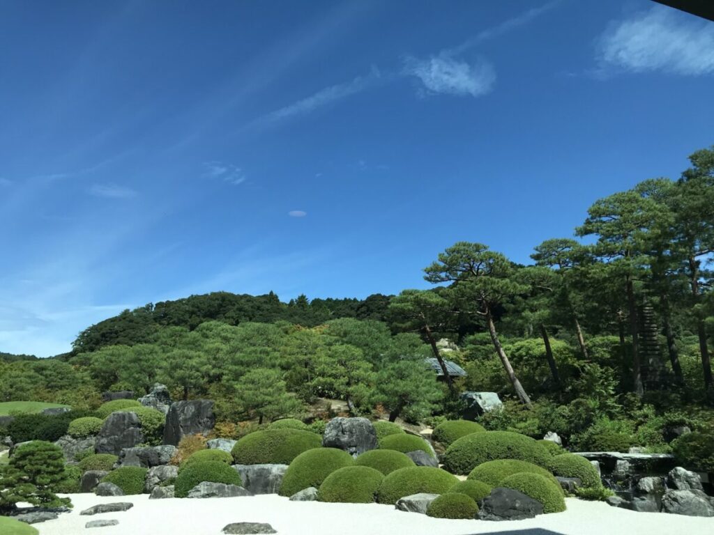 足立美術館の庭園の枯山水写真