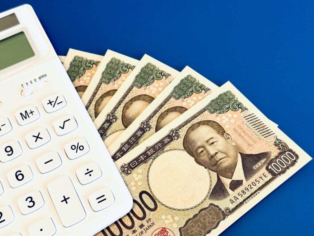 一万円札と電卓の画像