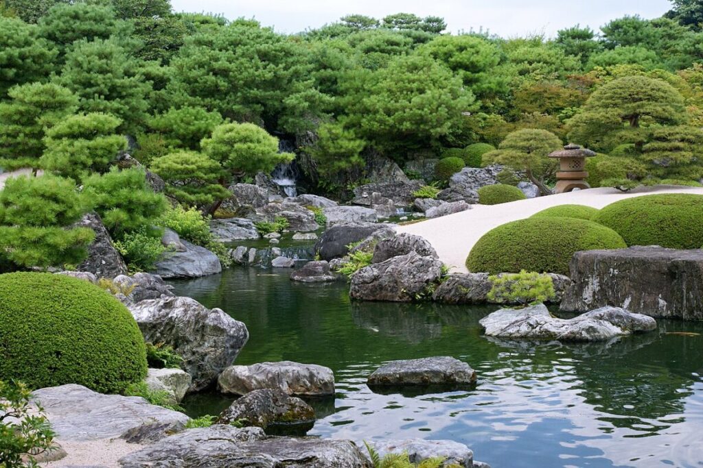 足立美術館の池庭の庭園写真