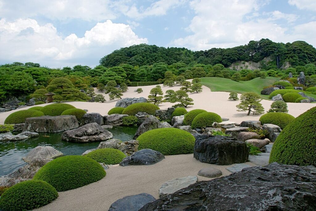 足立美術館の枯山水と石の庭園画像