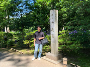 六義園で撮った著者シンベの写真