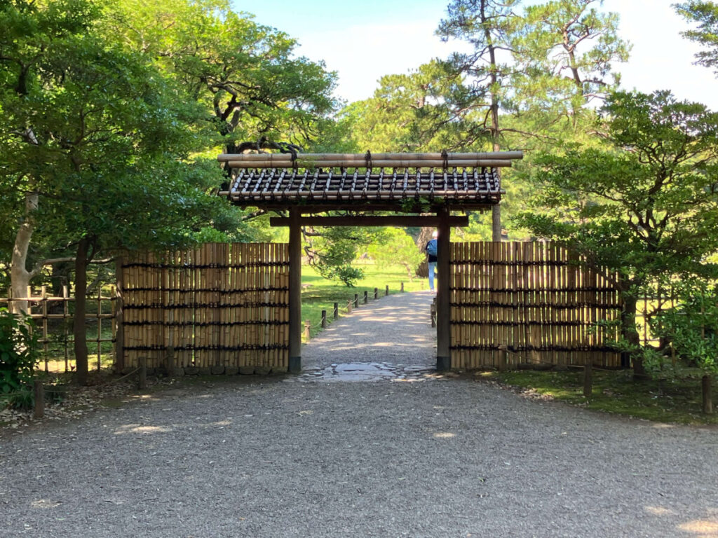 六義園の庭園入り口にある和風門
