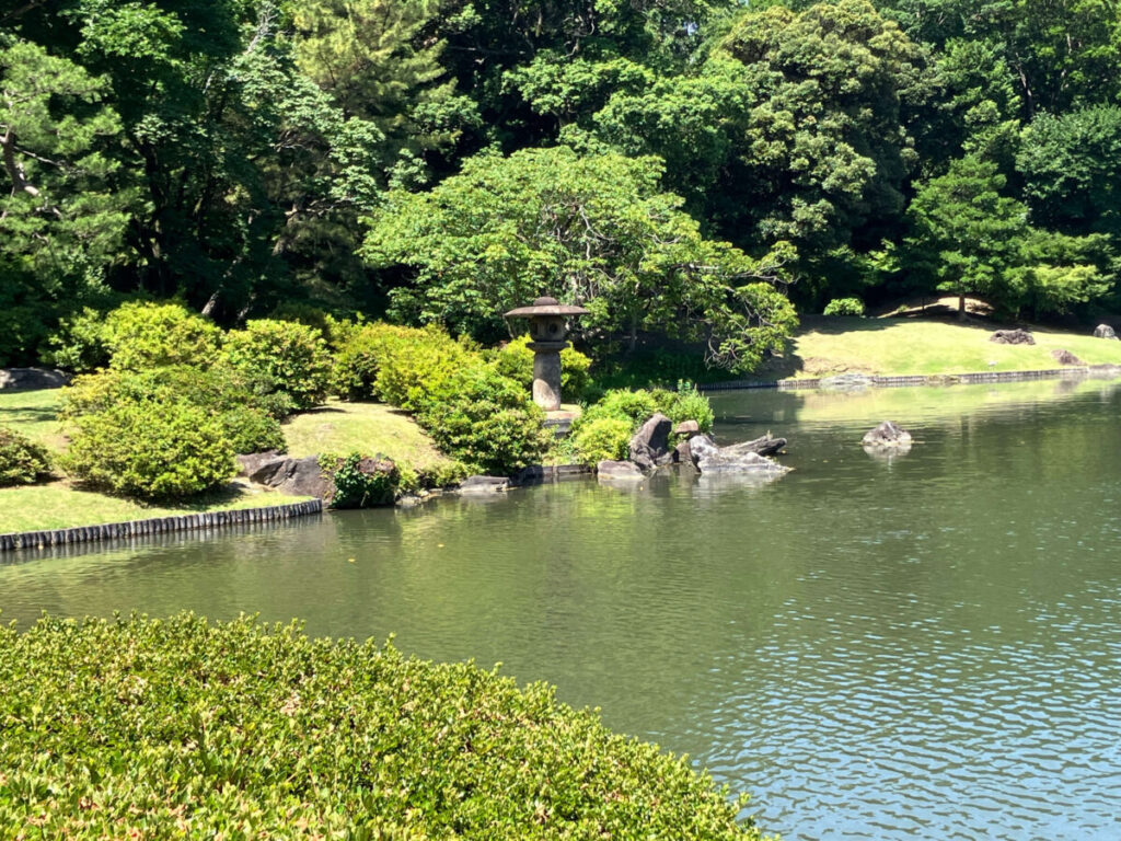 大泉池の雪見灯篭