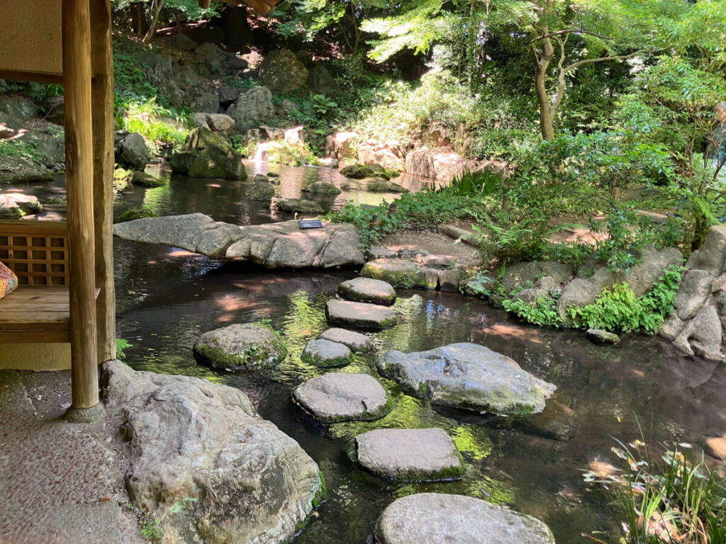 滝見茶屋前にある飛び石の写真