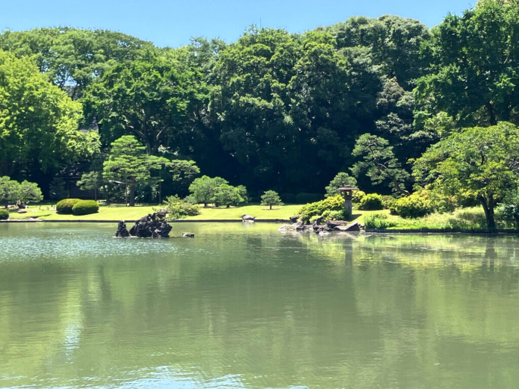 蓬莱島と灯篭の写真