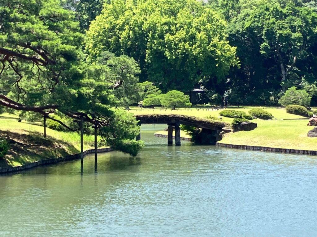 六義園内の橋の写真