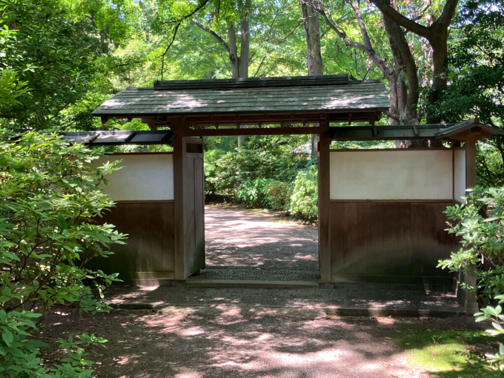 六義園入り口の和風門