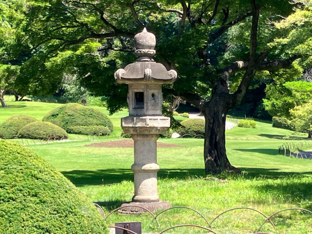 新宿御苑にある春日灯籠の写真