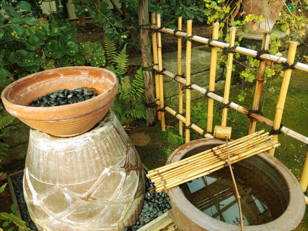 和風庭園にあるつぼ型の家庭用水琴窟の画像