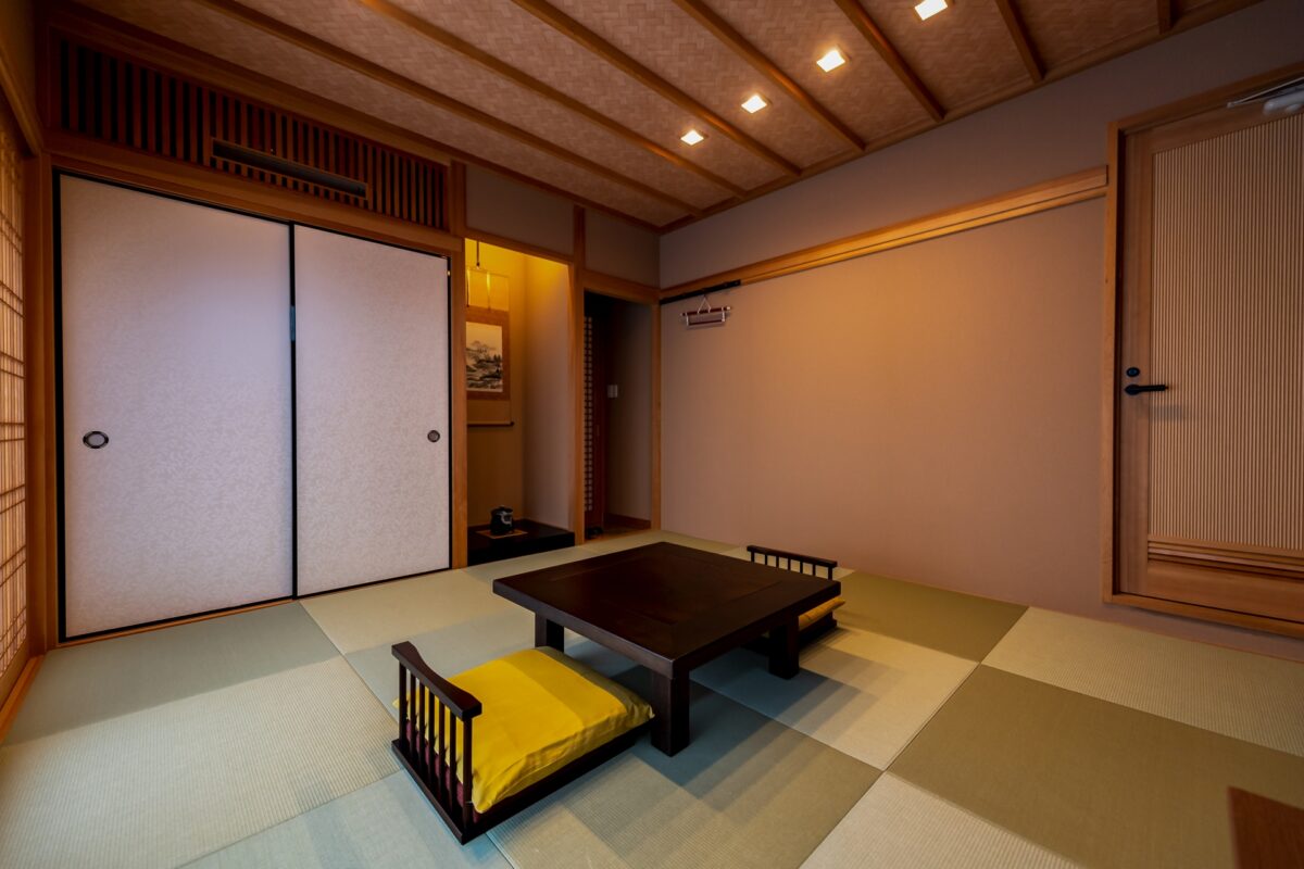 襖がある和モダンの部屋の写真