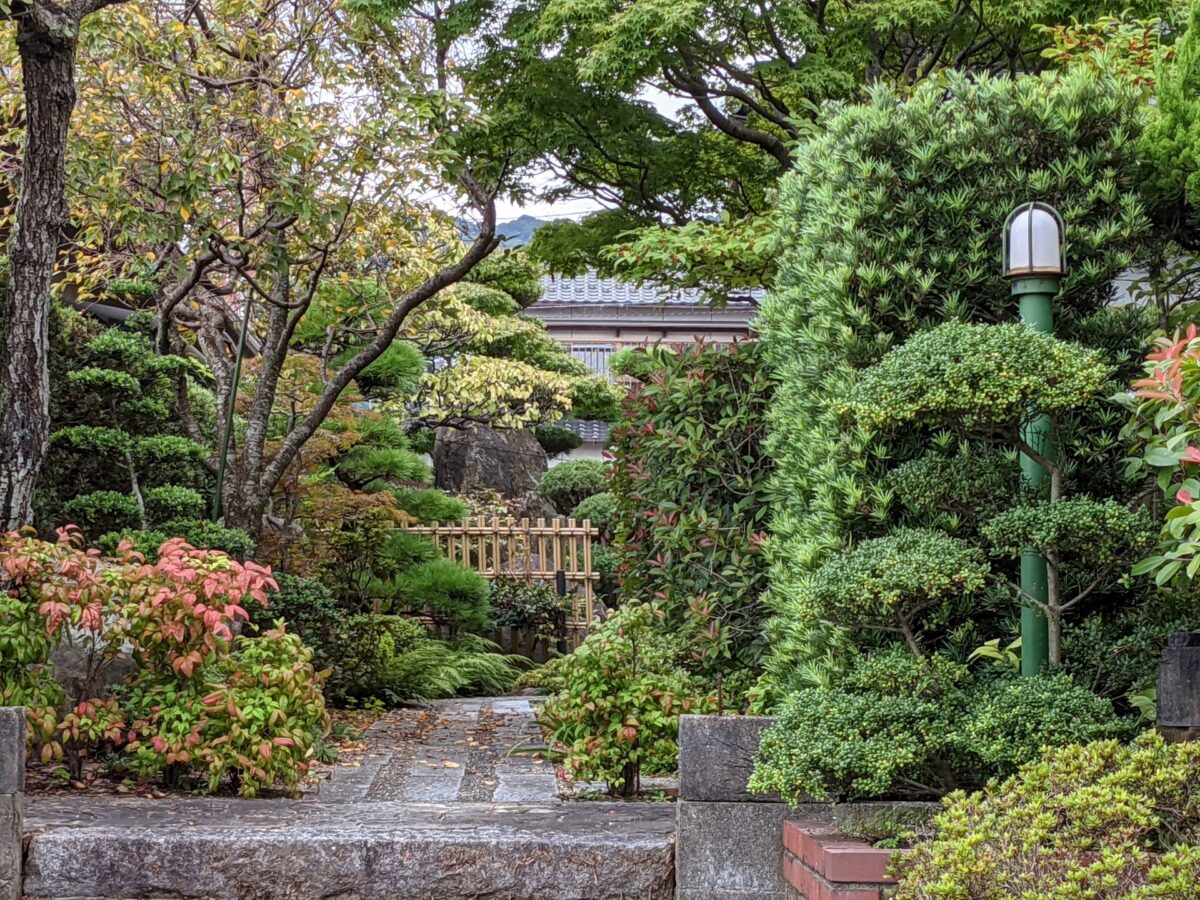 日本家屋の玄関アプローチ画像
