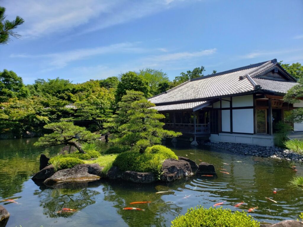 大きな池がある日本家屋の写真