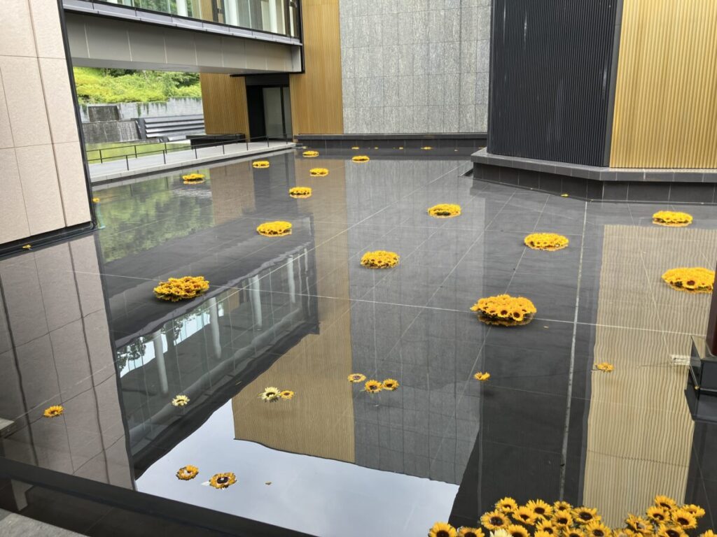 和モダンホテルのエントランスにある大きな水盤の写真