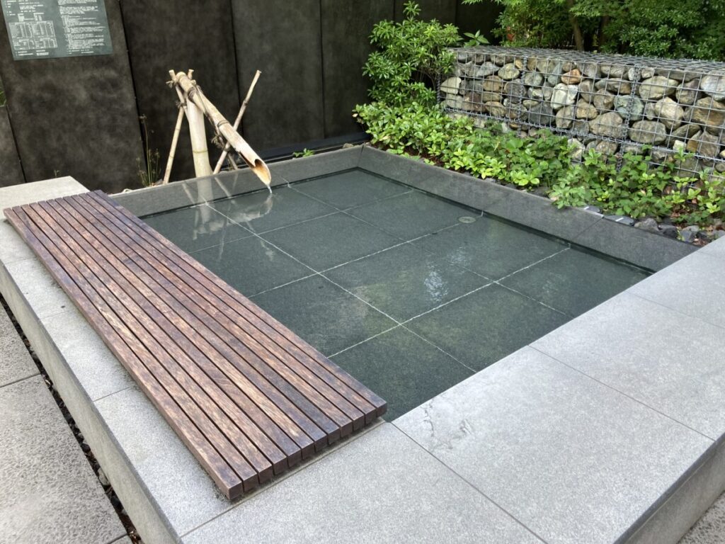 温泉かけ流しの和モダンな水盤写真