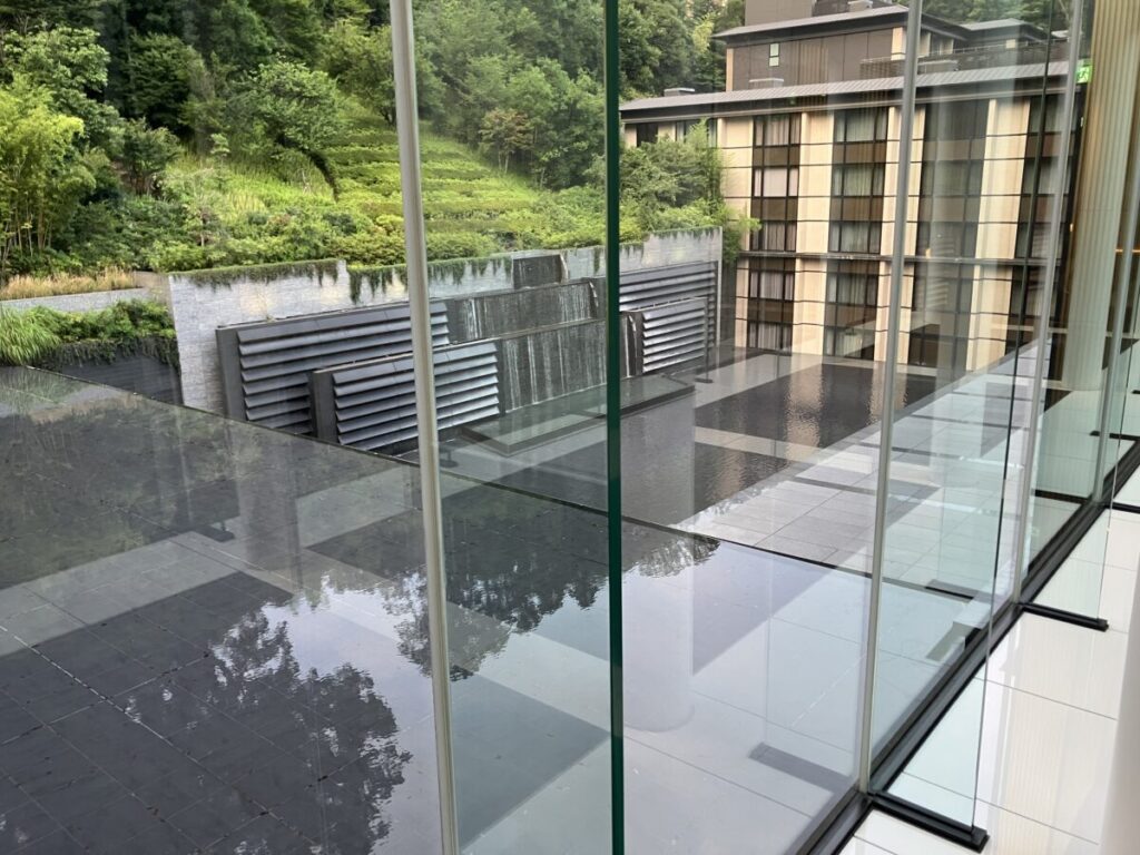 和モダンホテルの中庭にある大きな水盤と滝の画像