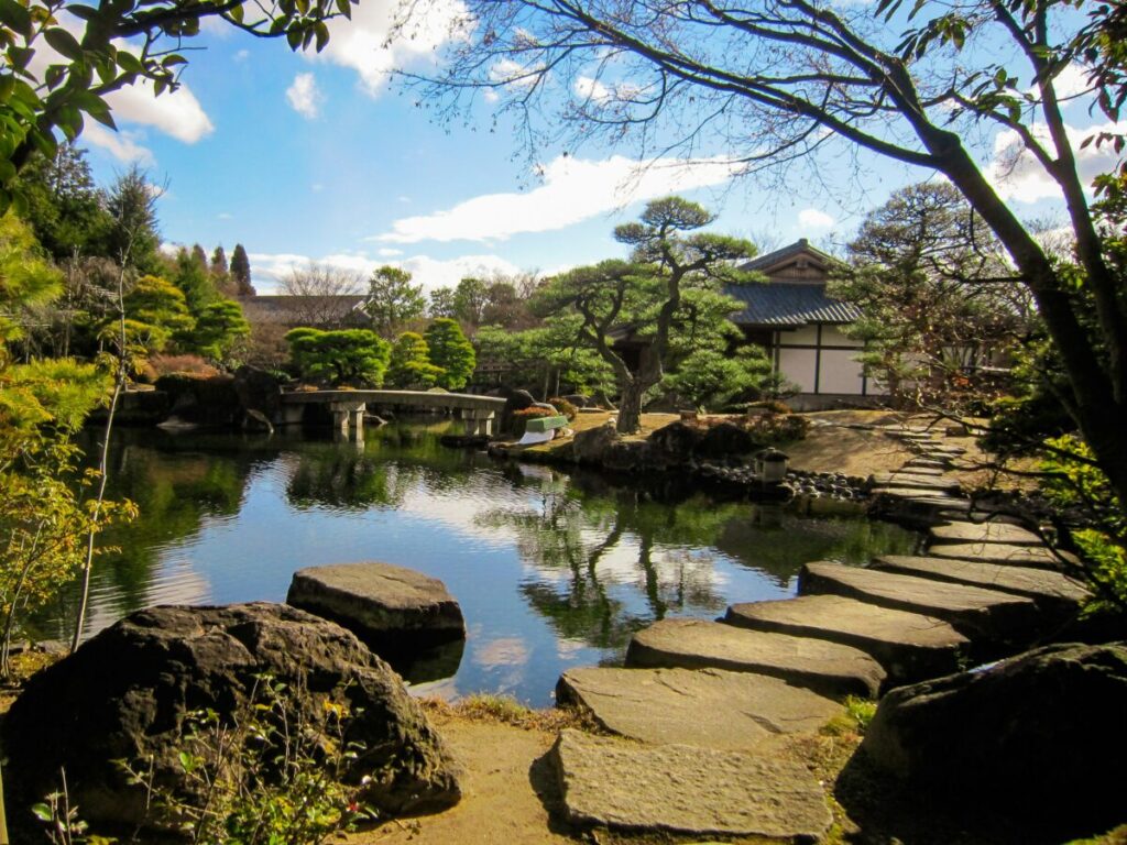 池と大きな飛び石がある日本庭園の写真