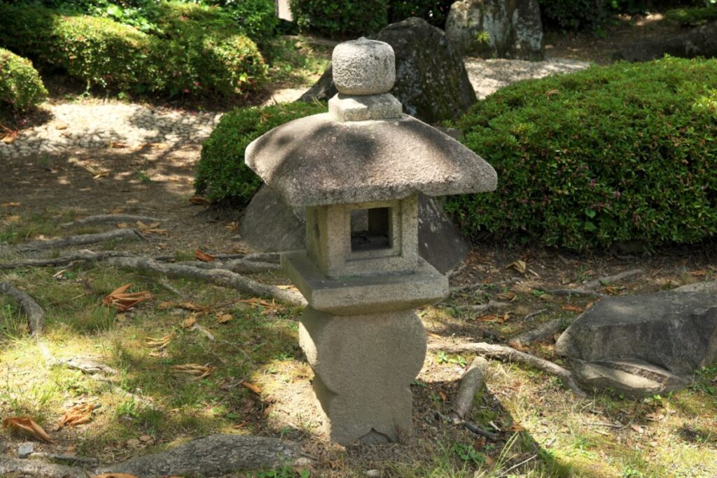 公園に設置してある織部灯籠