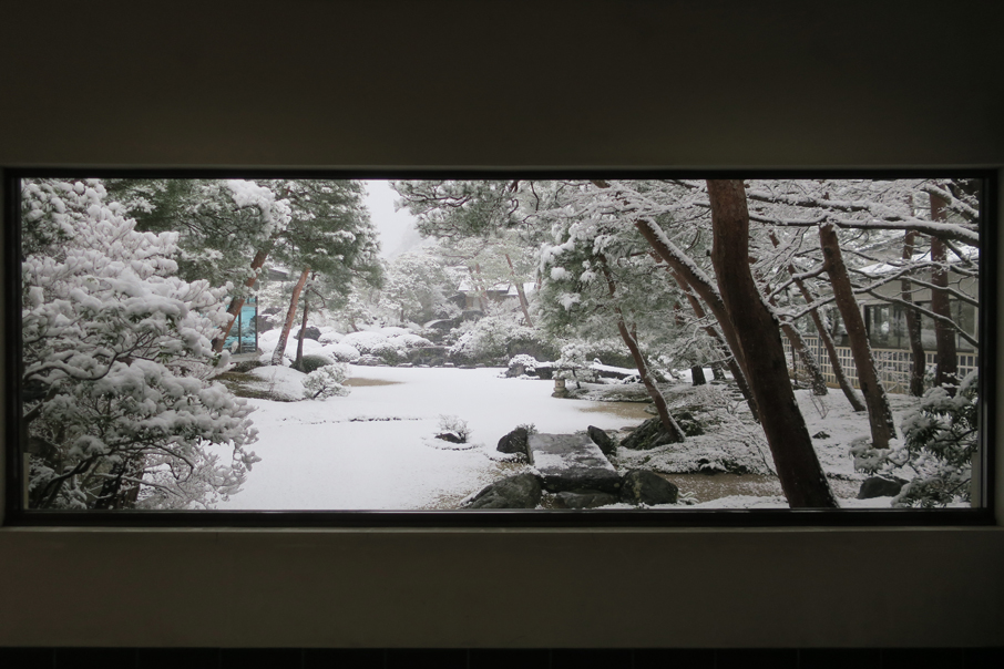雪が積もる足立美術館の生の掛軸