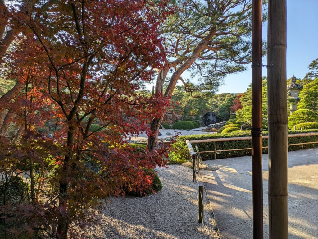 紅葉が赤く染まる足立美術館の写真