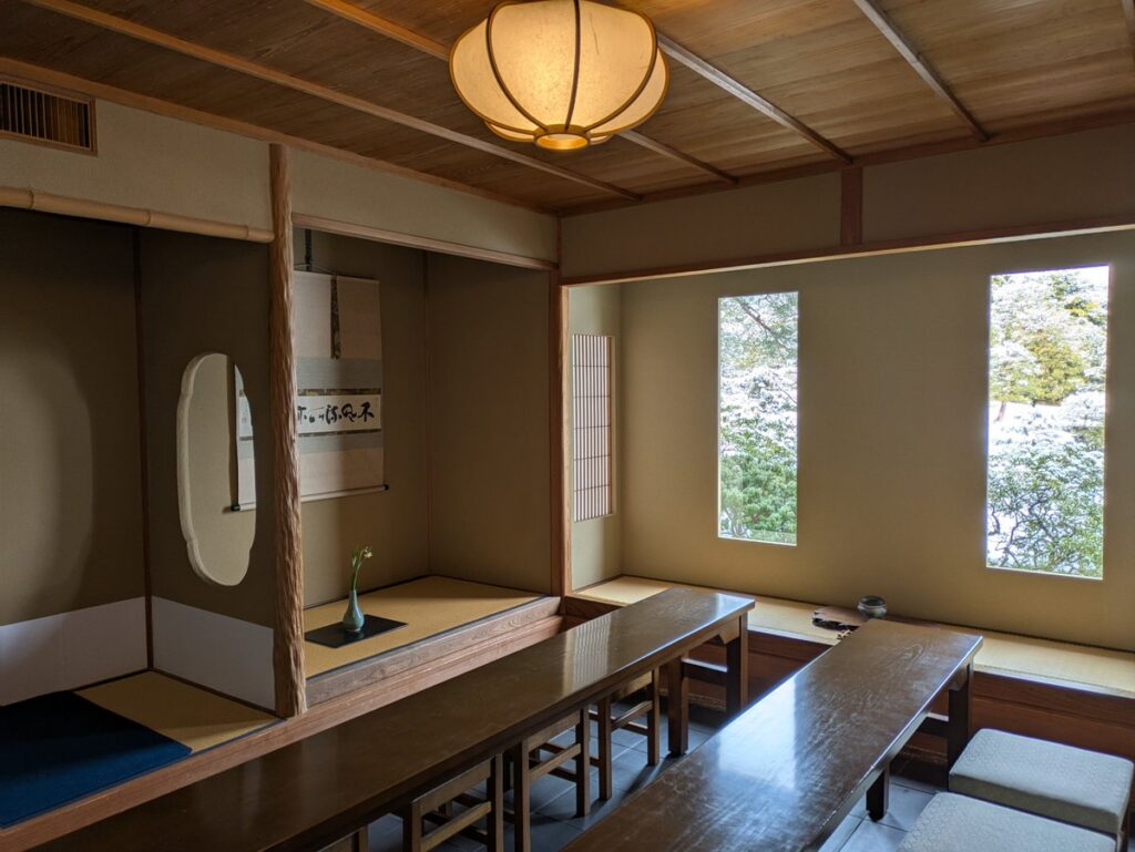 足立美術館の生の掛軸部屋写真