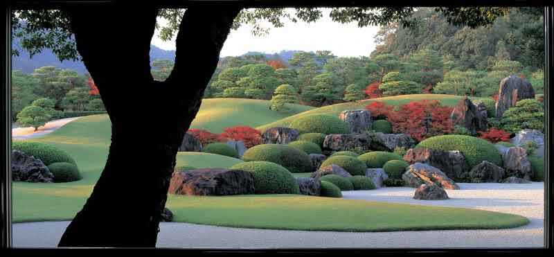 紅葉シーズンの足立美術館庭園生の掛け軸写真