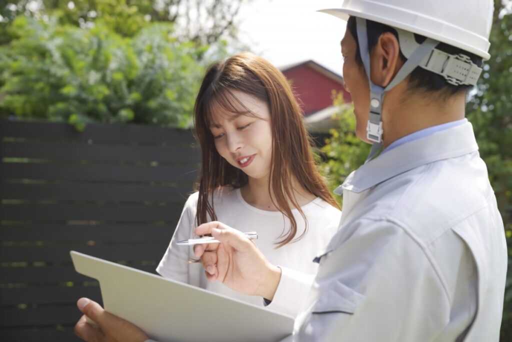 外構業者て施主が打ち合わせている画像